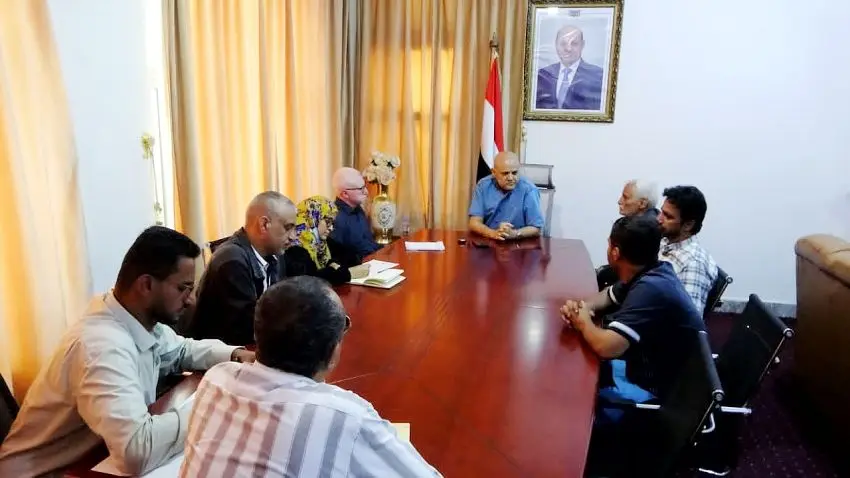 نبيل شمسان محافظ تعز يجتمع مع لجنة شؤون الحصار بالمحافظة