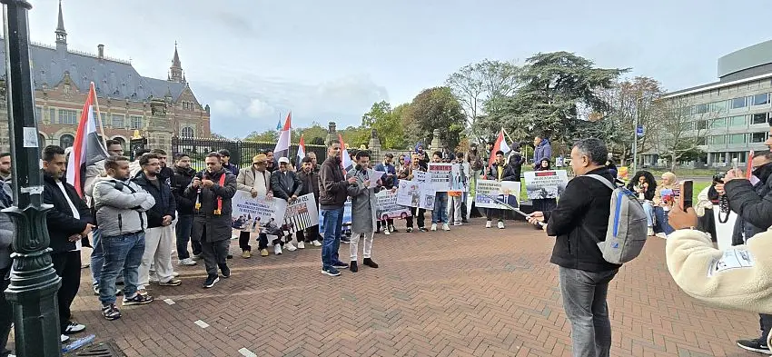 يمنيو هولندا يحتجون أمام قصر السلام بلاهاي