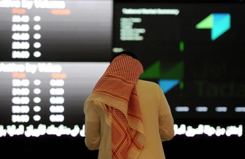 متداول في السوق السعودية يتابع الأسهم (أ.ف.ب)