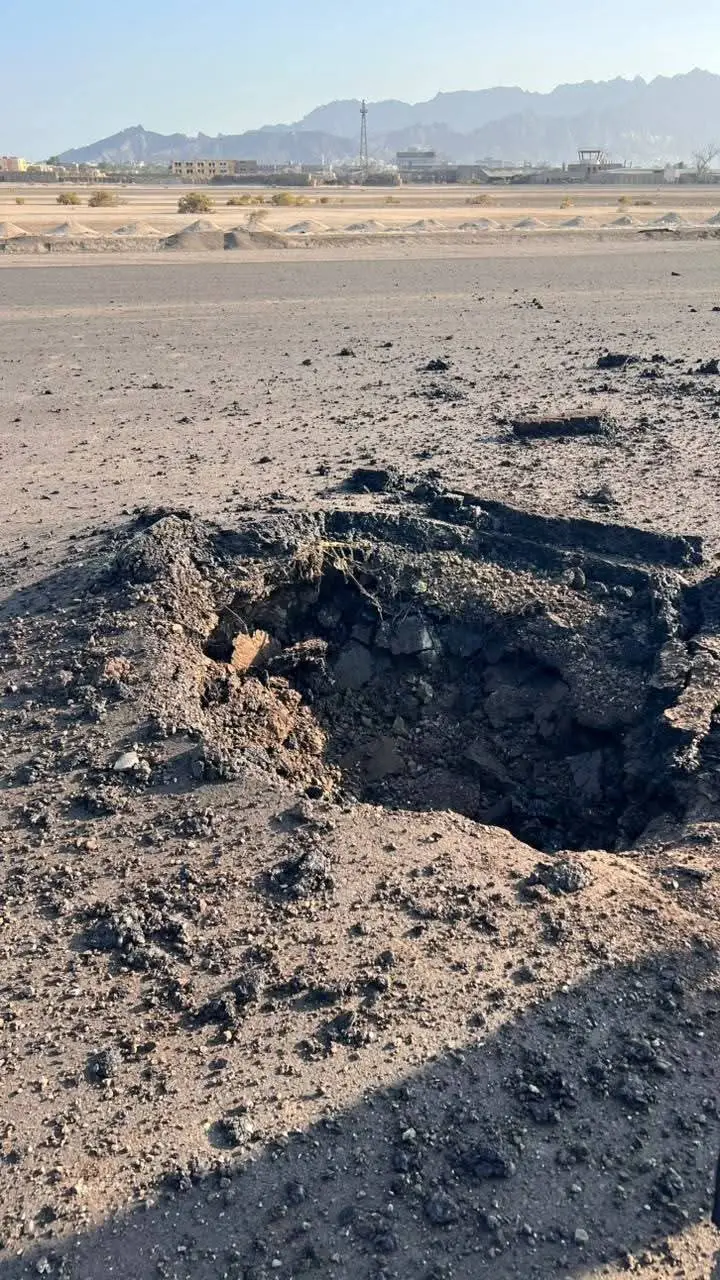 آثار القصف التي شنته مليشيا الحوثي على مدرج مطار عدن