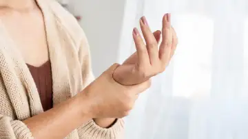 تيبس اليدين صباحا.. أسباب صحية لا ينبغي تجاهلها