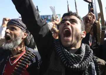 خلافات الحوثيين تتوسع إلى إقالات ومواجهات مسلحة