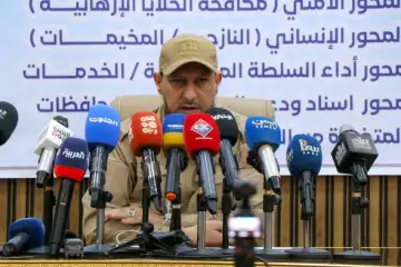 محافظ عدن يستعرض جهود تعزيز الأمن ومواجهة النزوح