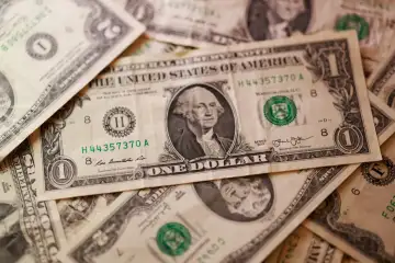 الدولار واليورو يتحركان بحذر وسط اضطرابات سياسية في أوروبا
