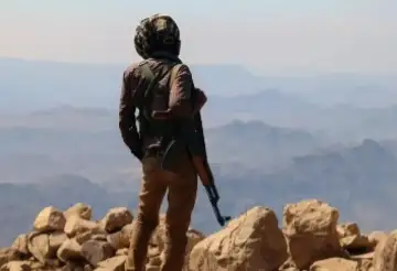 معارك عنيفة وغارات مكثفة على مواقع الحوثي في تعز