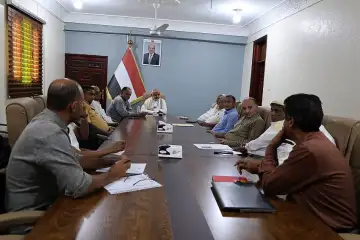 محافظ الحديدة يوجه بسرعة صرف مساعدات نقدية لألف أسرة نازحة