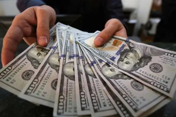 الدولار قرب ذروة العام أمام اليورو بأكبر مكسب شهري منذ 14 شهرا