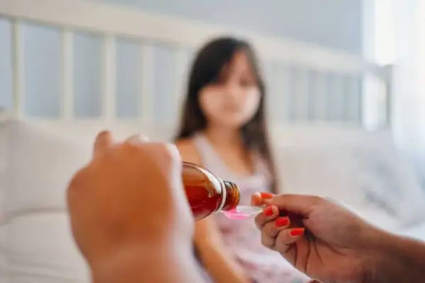 المضاد الحيوي للأطفال.. متى يكون علاجا ومتى يتحول إلى ضرر؟
