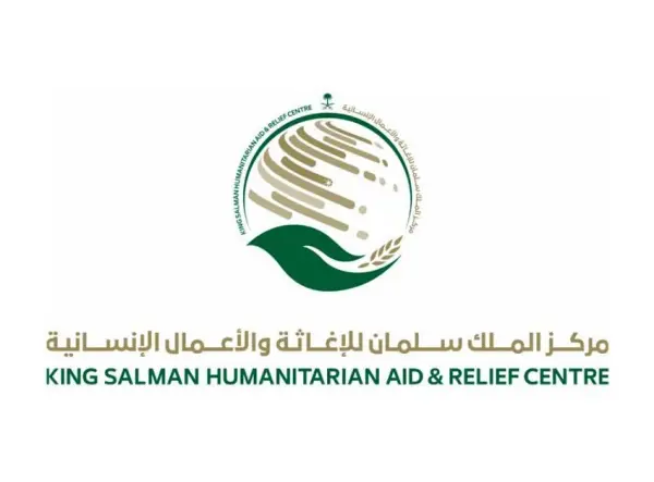 مركز الملك سلمان يوزع آلاف لترات المياه على النازحين بتعز