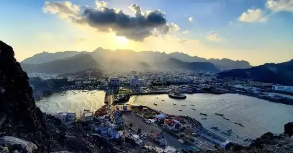 الحوثيون يدعون لإخلاء مطار عدن عقب انفجارات عنيفة هزت المدينة