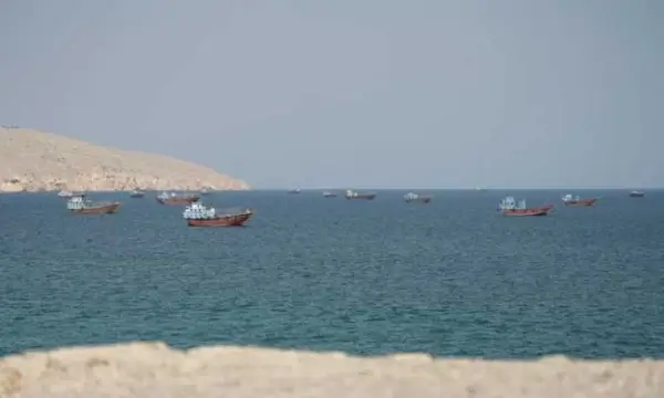 المركزية الأمريكية تنفي مزاعم اصطدام سفن بألغام في هرمز