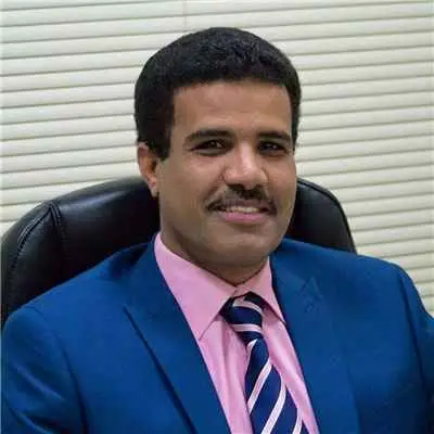 ظل الرمح… فرقاطة ترافق سفينة شحن
